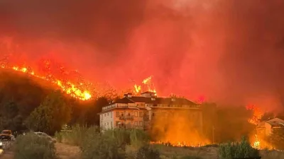 Muğla’nın Fethiye ilçesi Karagedik Mahallesi’nde çıkan orman yangını rüzgârla büyüdü.