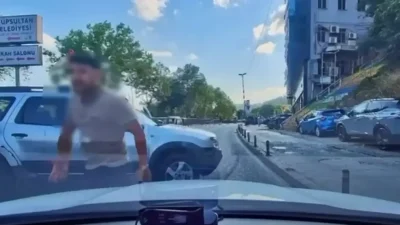 Eyüpsultan Silahtarağa Caddesi'nde seyir halinde olan bir sürücü, şeridinden taştığını