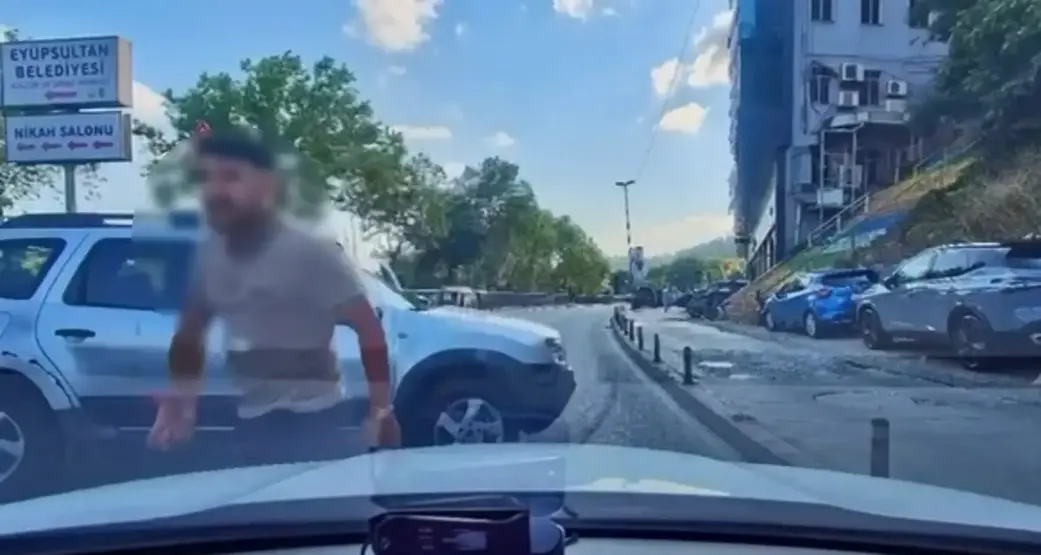 Eyüpsultan Silahtarağa Caddesi'nde seyir halinde olan bir sürücü, şeridinden taştığını