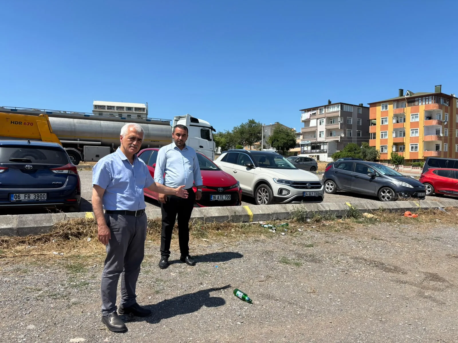 Gergerlioğlu'ndan okul önündeki skandala tepki: “Her yer alkol şişesi!”