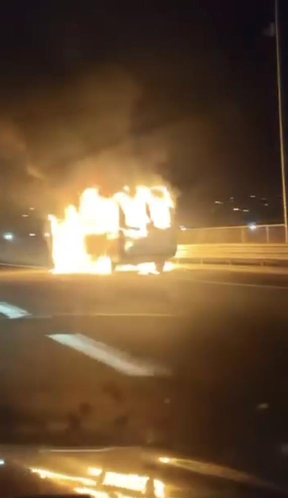 TEM Otoyolu'nda minibüs alev alev yandı