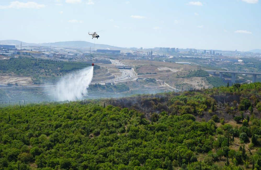 Kocaeli'nin Dilovası ilçesinde çıkan orman yangını helikopter destekli müdahaleyle kontrol