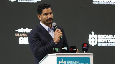 Türkiye Güreş Federasyonu Başkanı Taha Akgül, Kocaeli'de düzenlenen Hasan Gemici