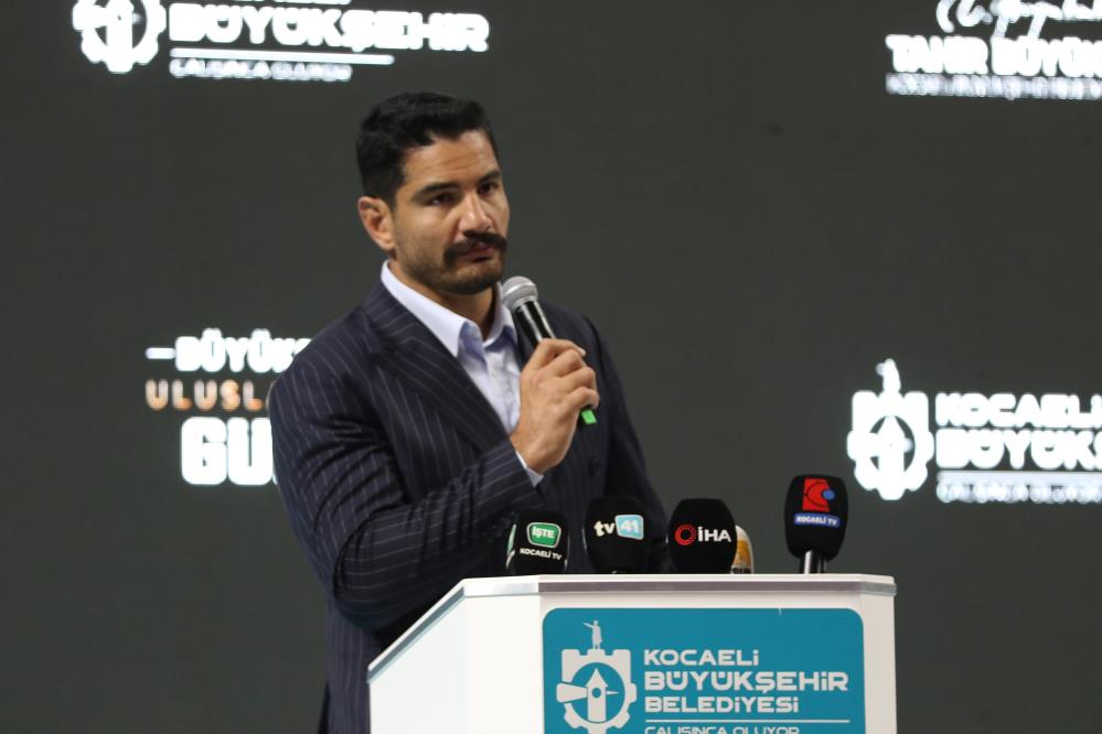 Türkiye Güreş Federasyonu Başkanı Taha Akgül, Kocaeli'de düzenlenen Hasan Gemici