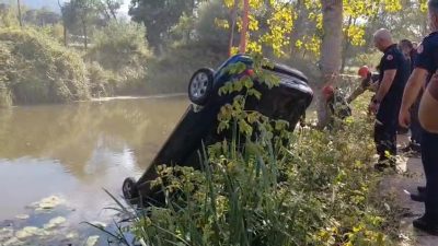 Kocaeli'nin Kartepe ilçesinde kontrolden çıkarak dereye uçan otomobilde bulunan 52