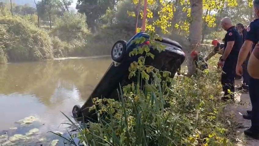 Kocaeli'nin Kartepe ilçesinde kontrolden çıkarak dereye uçan otomobilde bulunan 52
