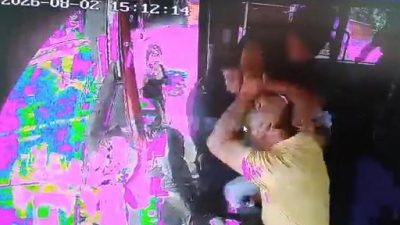 Kocaeli’nin Başiskele ilçesinde direksiyon başındaki bir özel halk otobüsü sürücüsü,