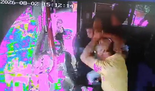 Kocaeli’nin Başiskele ilçesinde direksiyon başındaki bir özel halk otobüsü sürücüsü,