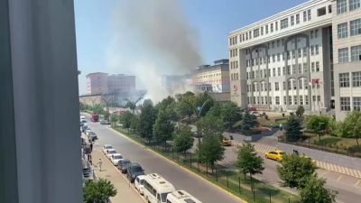 Kocaeli’nin Gebze ilçesinde bulunan Adalet Sarayı’nın bahçesinde gün ortasında alevler