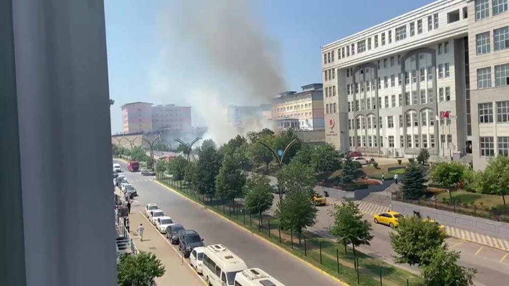 Kocaeli’nin Gebze ilçesinde bulunan Adalet Sarayı’nın bahçesinde gün ortasında alevler