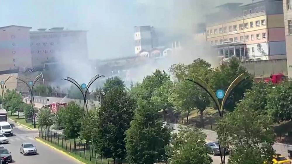 Kocaeli'de Adalet Sarayı'nın önünde yangın!