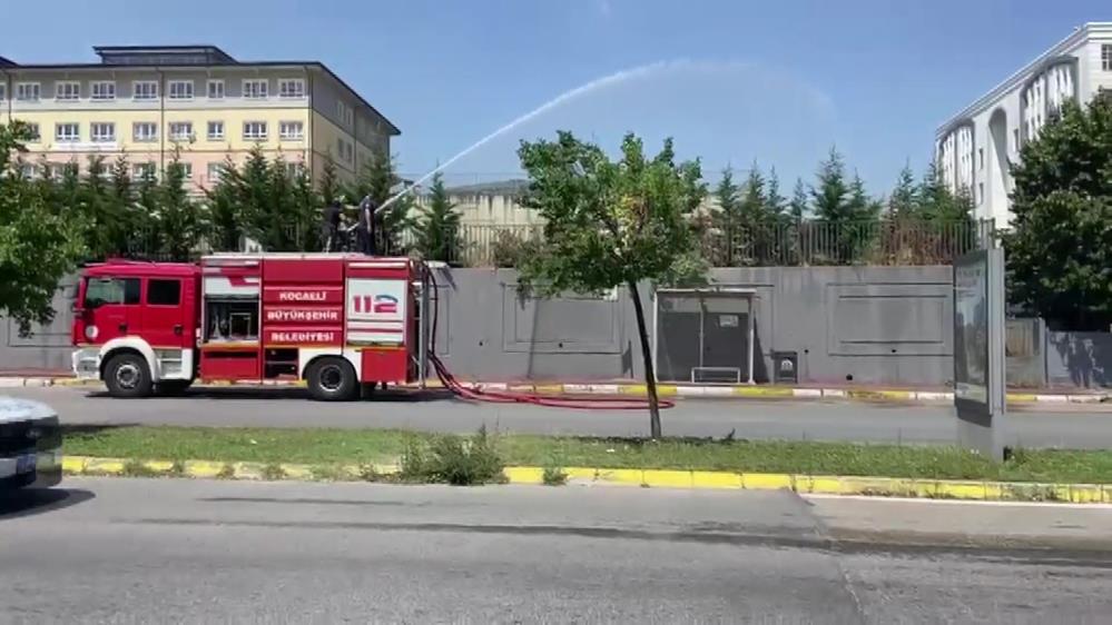 Kocaeli'de Adalet Sarayı'nın önünde yangın!