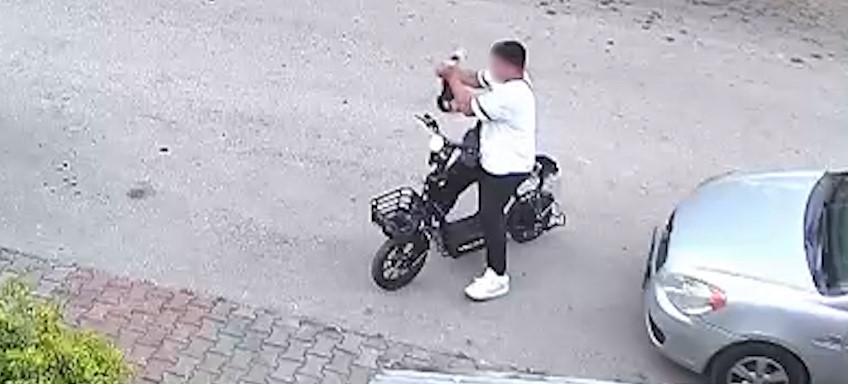 Bolu merkezinde insanlık dışı bir vicdansızlık örneği sergilendi. Elektrikli bisikletiyle