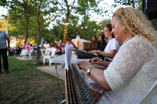 Başiskele Belediyesi Neşet Ertaş Müzik Okulu öğrencileri, eğitmenleri ve velileri