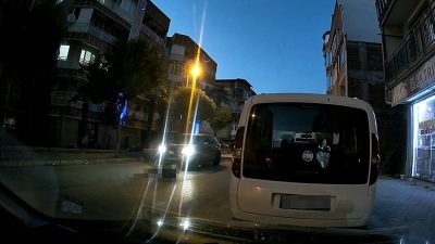 Bursa'nın Mustafakemalpaşa ilçesinde yolun karşısına geçmek isteyen 72 yaşındaki kadına