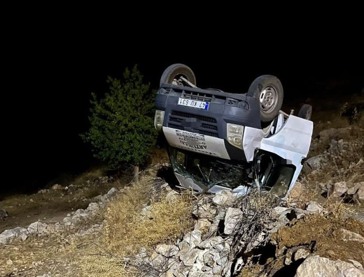 Direksiyon hakimiyetini kaybetti, minibüs şarampole uçtu!