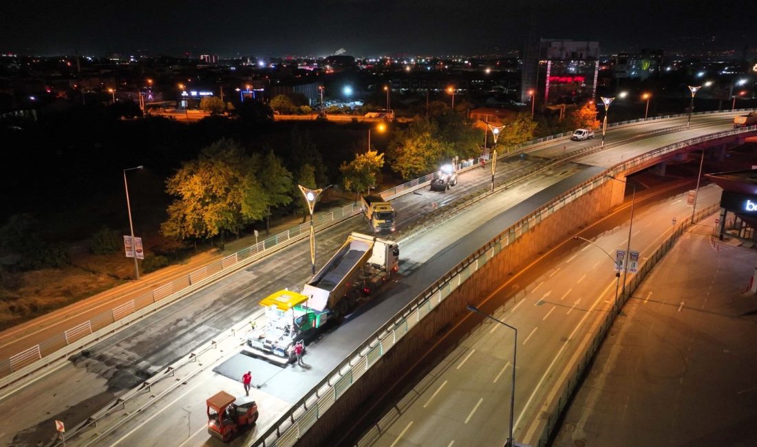 Kocaeli'de 15 Temmuz Köprülü Kavşağı'nda gece boyunca çalışma yapan Büyükşehir