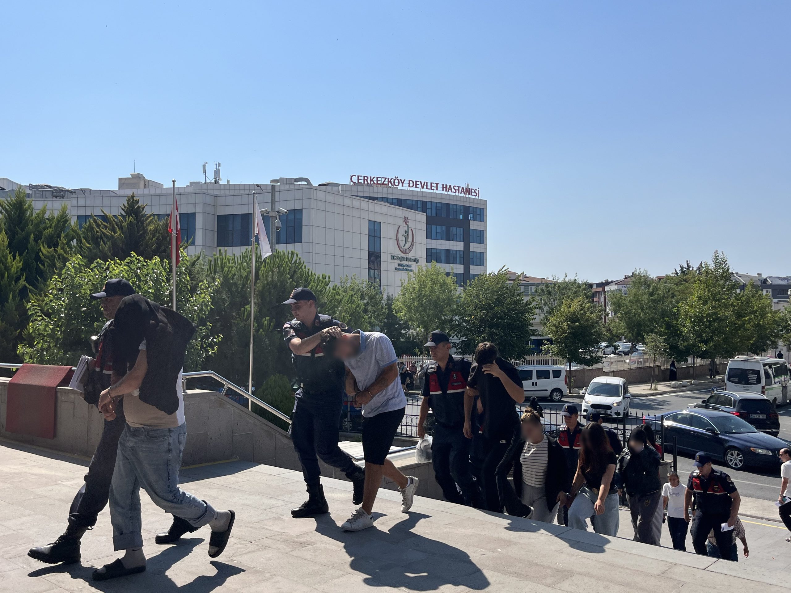 Arkadaşının eşiyle ilişkisi olan şahsa kadın kıyafeti giydirip video çektiler