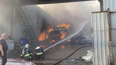 Kocaeli'nin Gebze ilçesindeki geri dönüşüm deposunda çıkan yangına itfaiye ekipleri