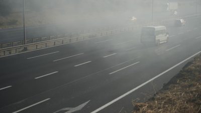 Kocaeli'nin Gebze ilçesinde geri dönüşüm deposunda çıkan yangın ekiplerin müdahalesiyle
