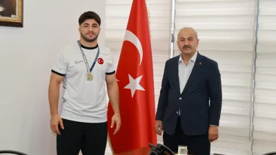 Gebze Belediyesi Spor Kulübü sporcusu Alperen Tokgöz, Kocaeli'deki Uluslararası Güreş