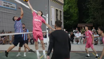 Kocaeli'de Sapanca Gölü'nde hayatını kaybeden dalgıç Melikcan Yenişen anısına voleybol