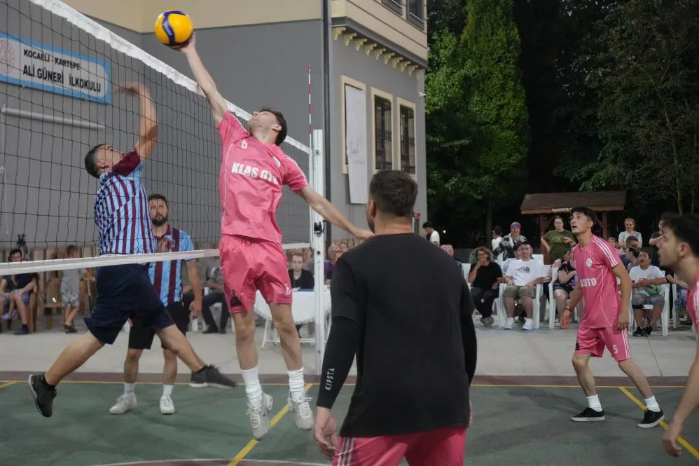 Kocaeli'de Sapanca Gölü'nde hayatını kaybeden dalgıç Melikcan Yenişen anısına voleybol