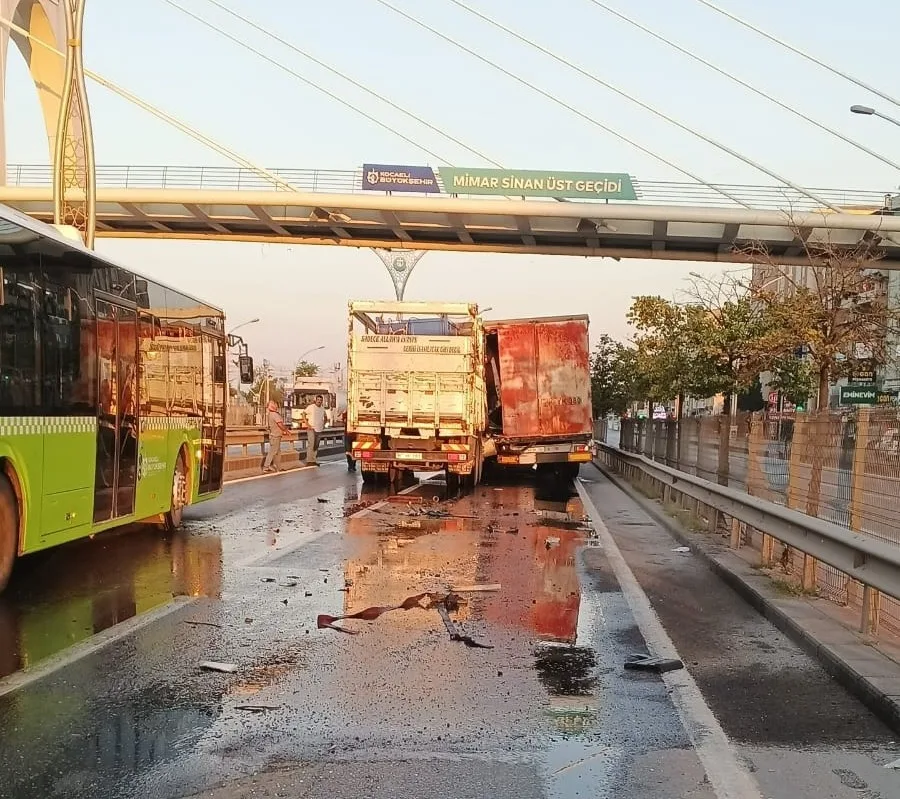 Kocaeli D-100 Karayolu'nda kamyonun tıra çarpması sonucu kaza meydana geldi.
