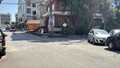 Kocaeli İzmit’te kontrolden çıkan otomobil kaldırıma çıkarak 2 yayaya çarptı.