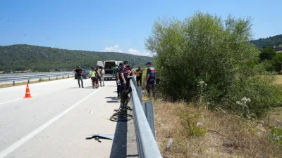 Kastamonu’nun Araç ilçesinde meydana gelen feci kazada, bir otomobilin çarptığı