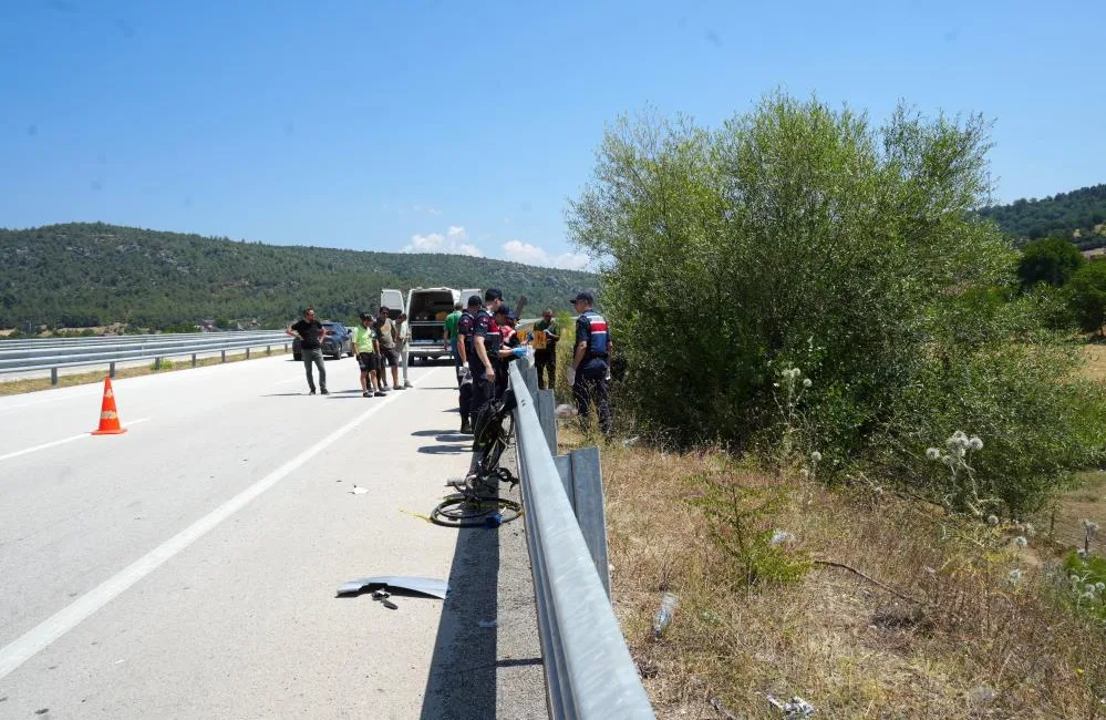 Kastamonu’nun Araç ilçesinde meydana gelen feci kazada, bir otomobilin çarptığı