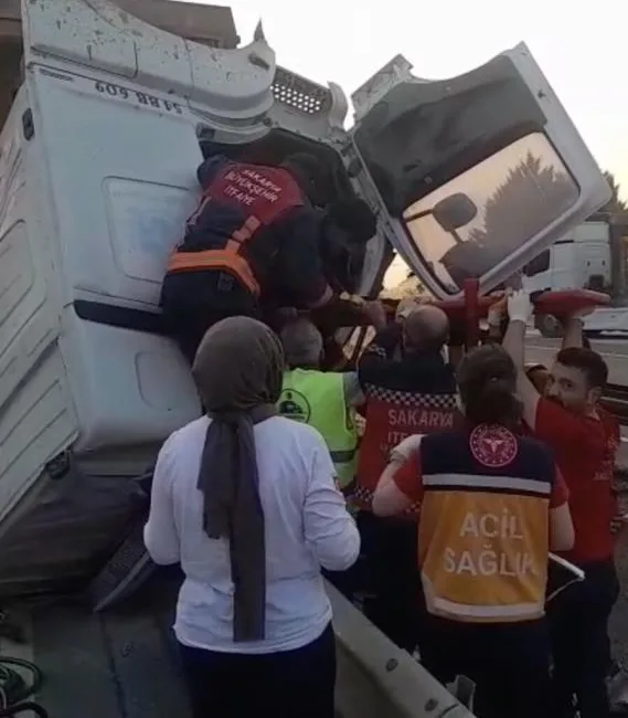 Sakarya'nın Pamukova ilçesinde meydana gelen feci trafik kazası can aldı.