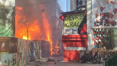 Kocaeli'nin Gebze ilçesinde konteynerde çıkan yangın, rüzgarın etkisiyle iki işletmeye