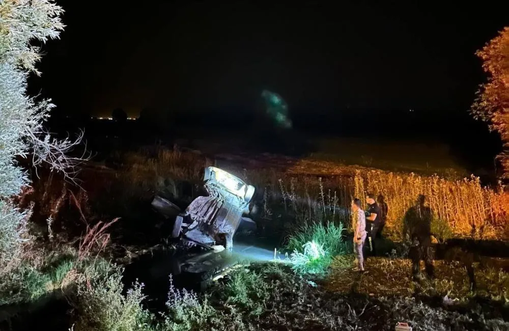 Bitlis’in Güroymak ilçesinde kontrolden çıkarak yol kenarındaki su kanalına yuvarlanan