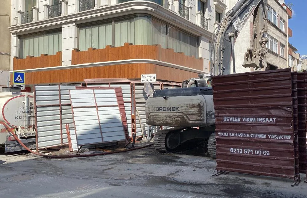 Bina yıkımı sırasında panik! 4 katlı yapı aniden çöktü