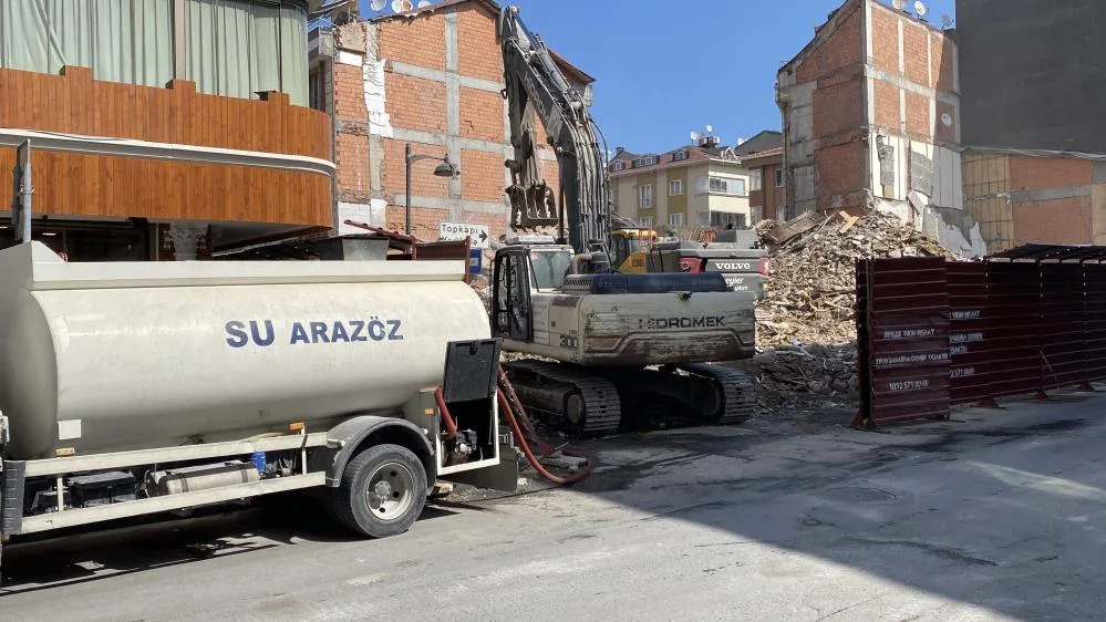 Bina yıkımı sırasında panik! 4 katlı yapı aniden çöktü