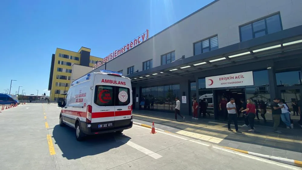 Aydın’ın Efeler ilçesinde trafik ışıklarında duran araçların arasında mendil ve