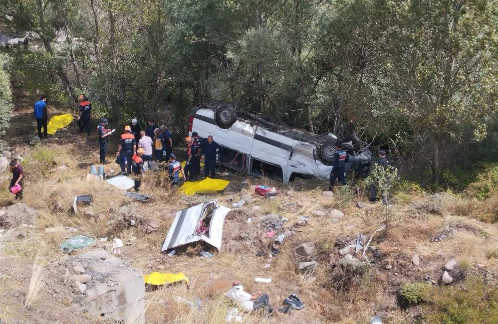 Sivas’ın Suşehri ilçesinde yolcu minibüsünün kontrolden çıkarak şarampole yuvarlanması sonucu