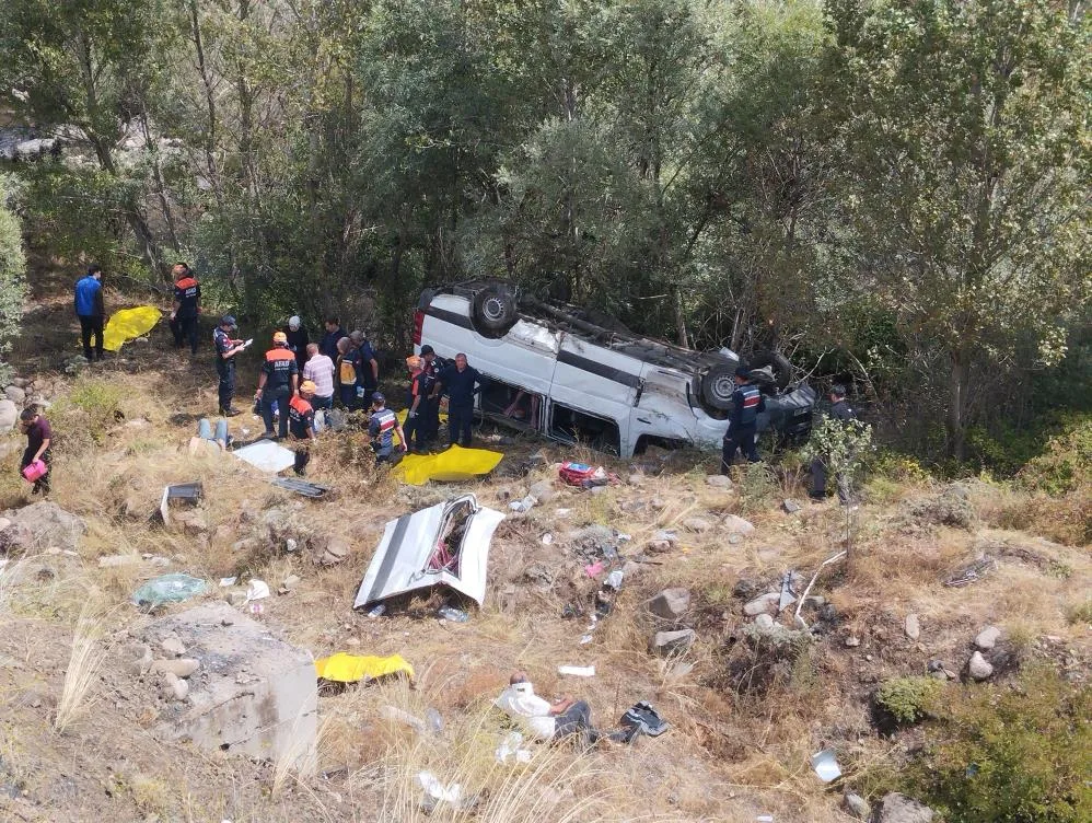 Sivas’ın Suşehri ilçesinde yolcu minibüsünün kontrolden çıkarak şarampole yuvarlanması sonucu