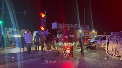 Sakarya’nın Akyazı ilçesinde hafif ticari araç ile SUV tipi aracın