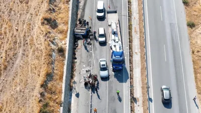 Aydın'ın Efeler ilçesinde mermer yüklü bir tır ile mangal kömürü