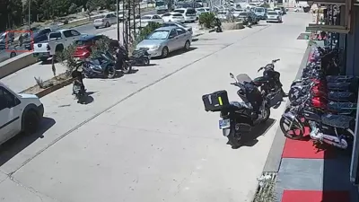 Hatay'ın Reyhanlı ilçesinde karşıdan karşıya geçmeye çalışan yayaya otomobilin çarpması
