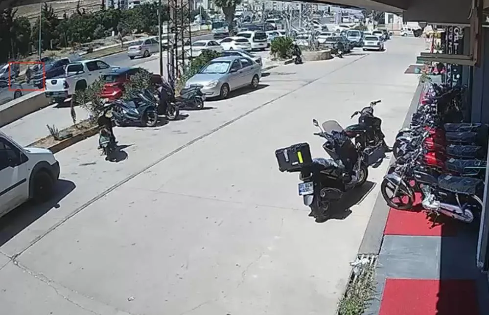 Hatay'ın Reyhanlı ilçesinde karşıdan karşıya geçmeye çalışan yayaya otomobilin çarpması