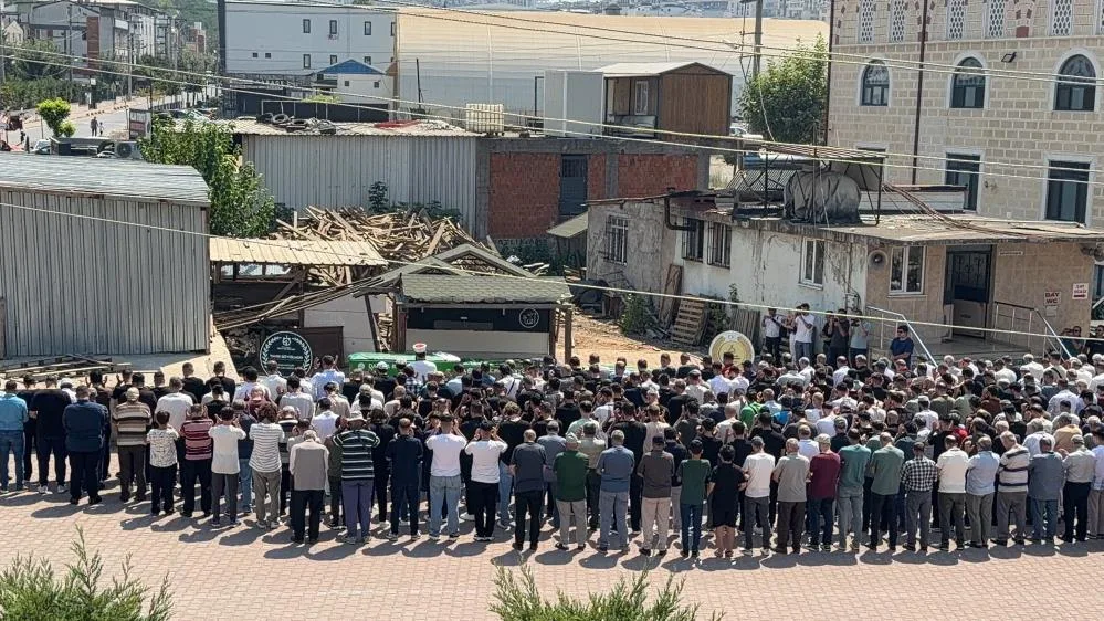 Darıca’da üç kardeşe acı veda! Doğum gününde son yolculuğuna uğurlandı