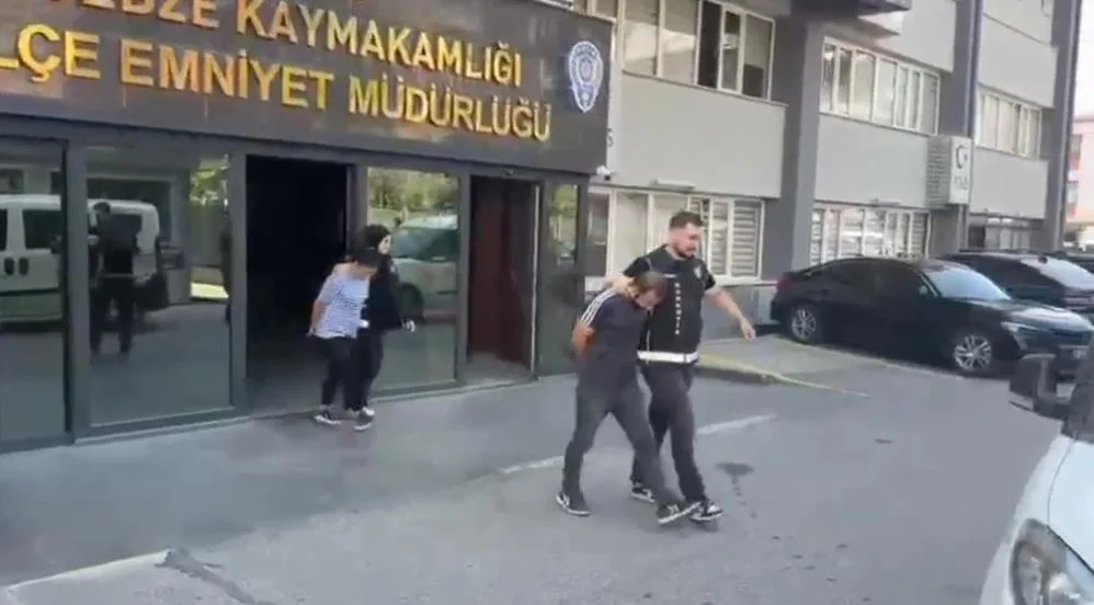 Narkotik köpeği valizde 21 bin sentetik ecza buldu