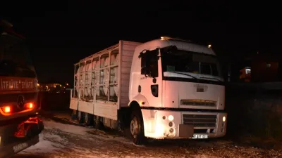 Sakarya Hendek’te tehlikeli madde taşıyan tırda sızıntı meydana geldi. Bölge