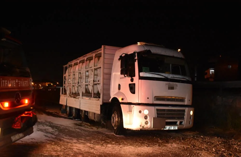 Sakarya Hendek’te tehlikeli madde taşıyan tırda sızıntı meydana geldi. Bölge