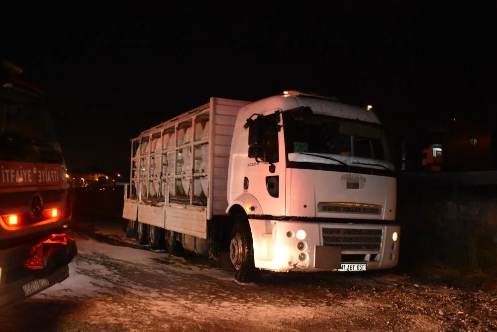 Sakarya Hendek’te tehlikeli madde taşıyan tırda sızıntı meydana geldi. Bölge