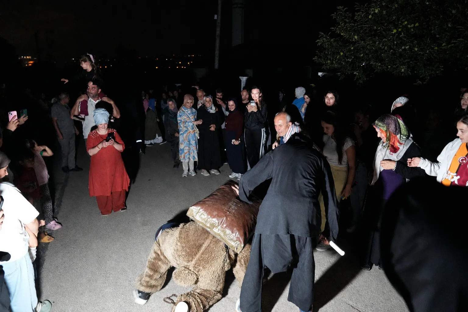 Kocaeli'de 137 yıllık gelenek: Hasat payını hayaletler topladı