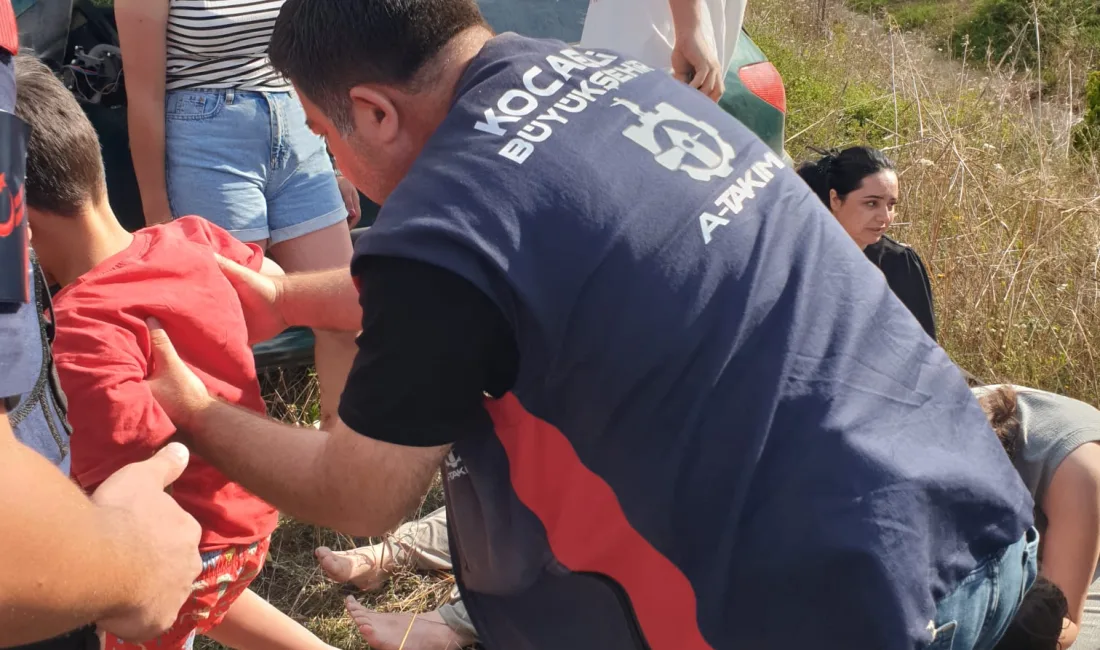 Kandıra yolunda meydana gelen trafik kazasında bariyerlere çarparak takla atan